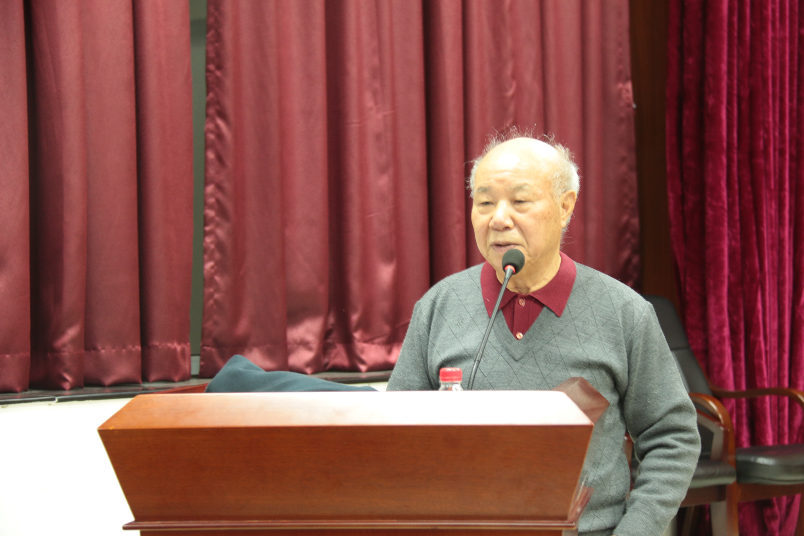 兽医学院退休教授为兽医学子传授临床诊断技巧